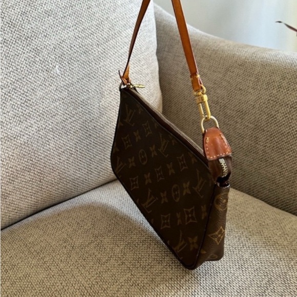 Louis Vuitton Brown Monogram Crossbody Bag with Gold Chain. Pochette Accessories - Picture 3 of 14